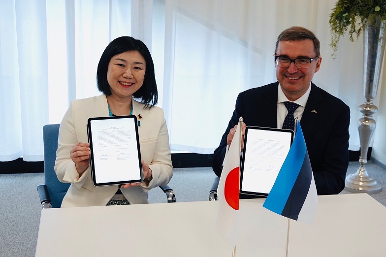 エストニア共和国のアンドレス・スット起業ＩＴ大臣と牧島かれんデジタル大臣が署名タブレットをもっている