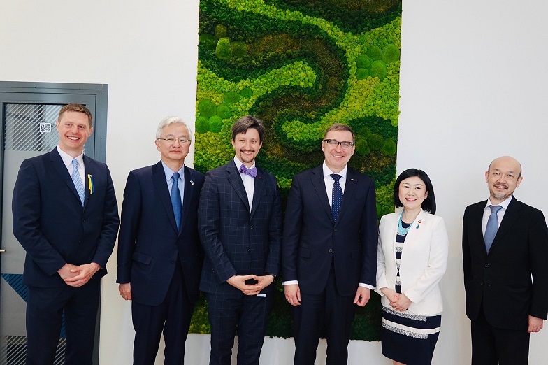 Photo of 6 people. MAKISHIMA Karen, then Minister for Digital and Andres SUTT, Minister of Entrepreneurship and Information Technology of the Republic of Estonian standing in the center of the six participants.