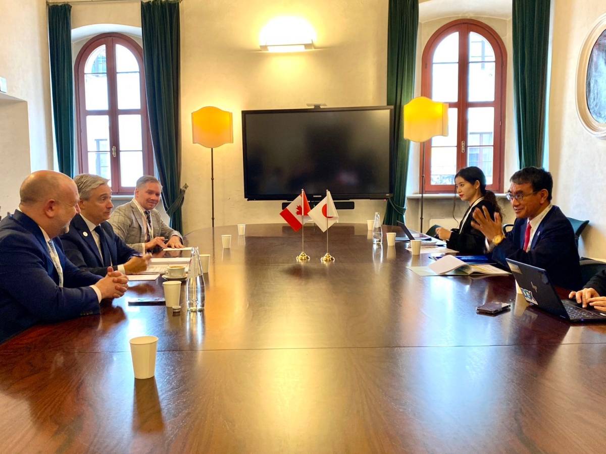 Photo of the meeting with Mr. Champagne, the Canadian Minister of Innovation, Science, and Industry.