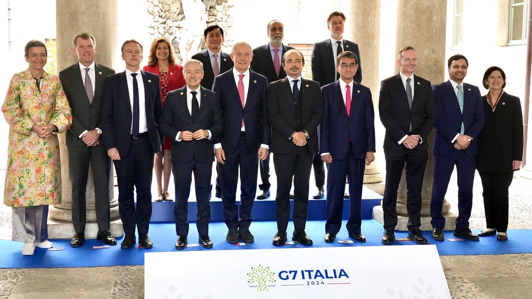 G7産業・技術・デジタル大臣会合 出席閣僚との集合写真。前列、右から4人目が河野大臣。