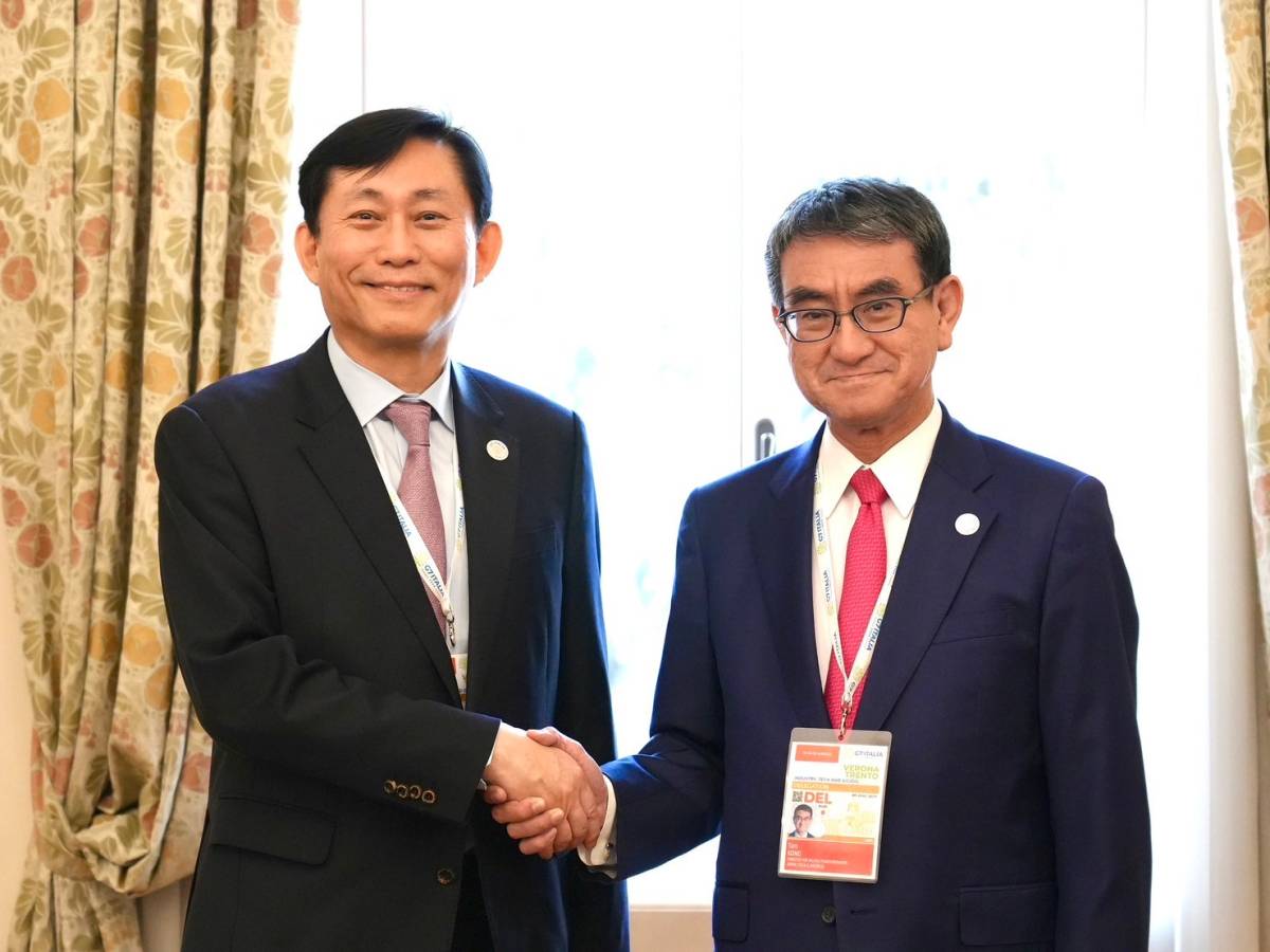 Minister Kono shakes hands with Mr. Koh, President of The Presidential Committee on the Digital Platform Government, South Korea. Minister Kono stands on the right.