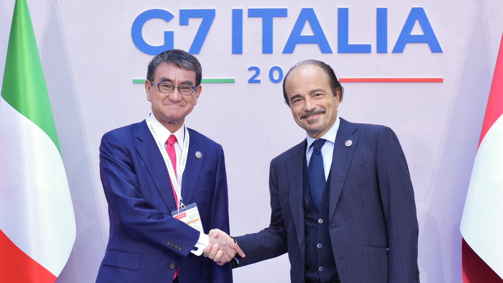 Minister Kono shakes hands with Mr. Butti, Undersecretary to the Presidency of the Council of Ministers of Italy. Minister Kono stands on the left.