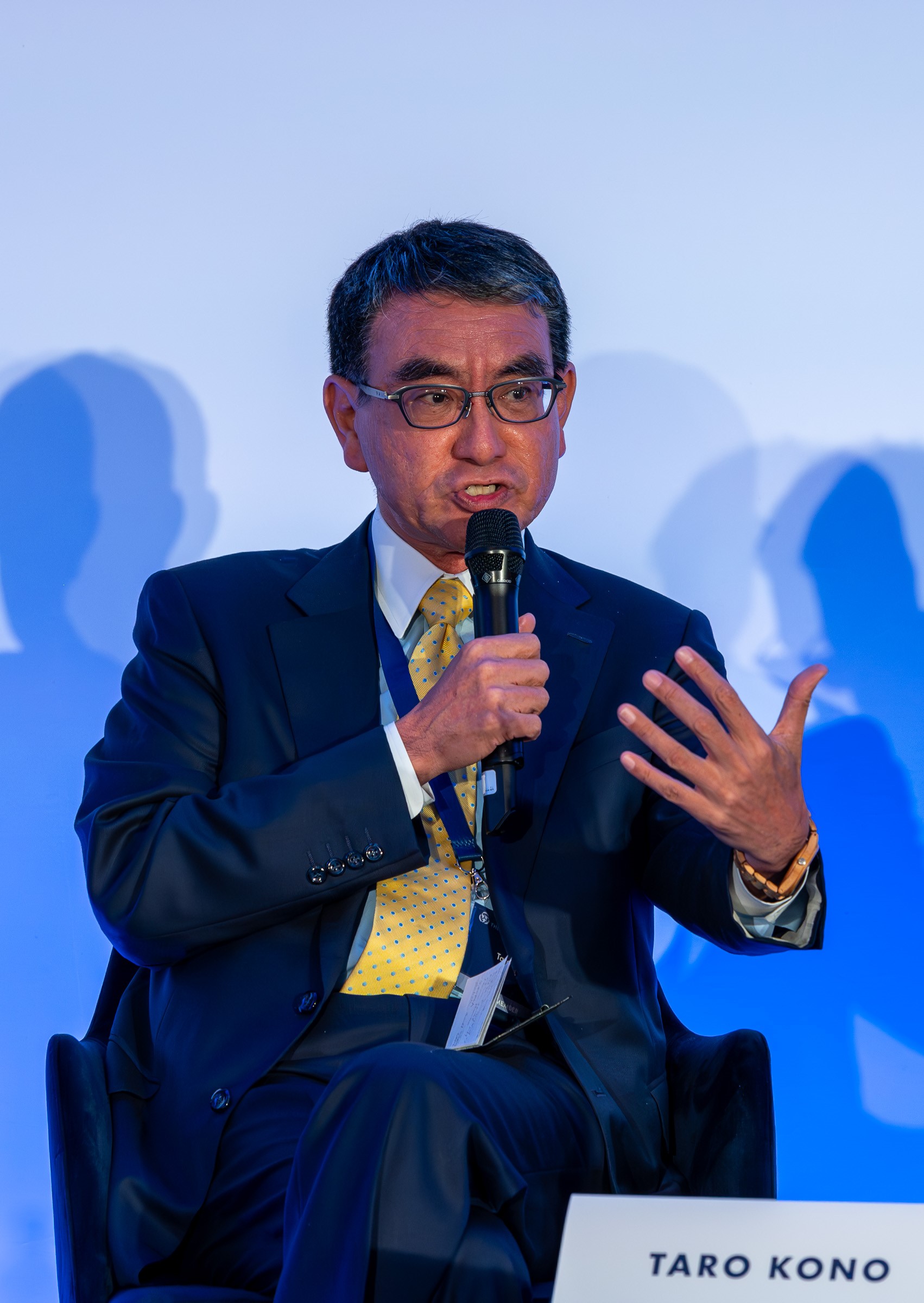 河野デジタル大臣がマイクを持って会話している写真。