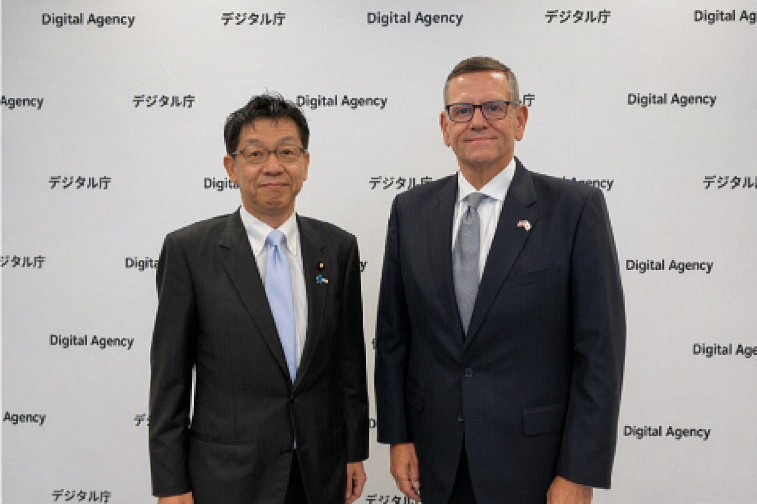Minister for Digital Transformation Matsumoto and Mr. David Goeckeler, Chair of the U.S.-Japan Business Council (USJBC) standing side by side smiling.