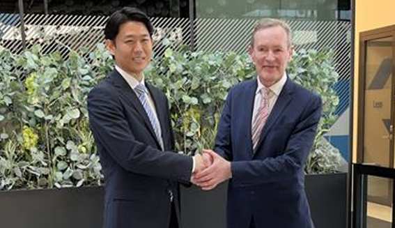 エストニア デジタル・法務省での会談の様子。2人が室内で並んで立っており、握手を交わしている写真。背後には緑の植物が写っている