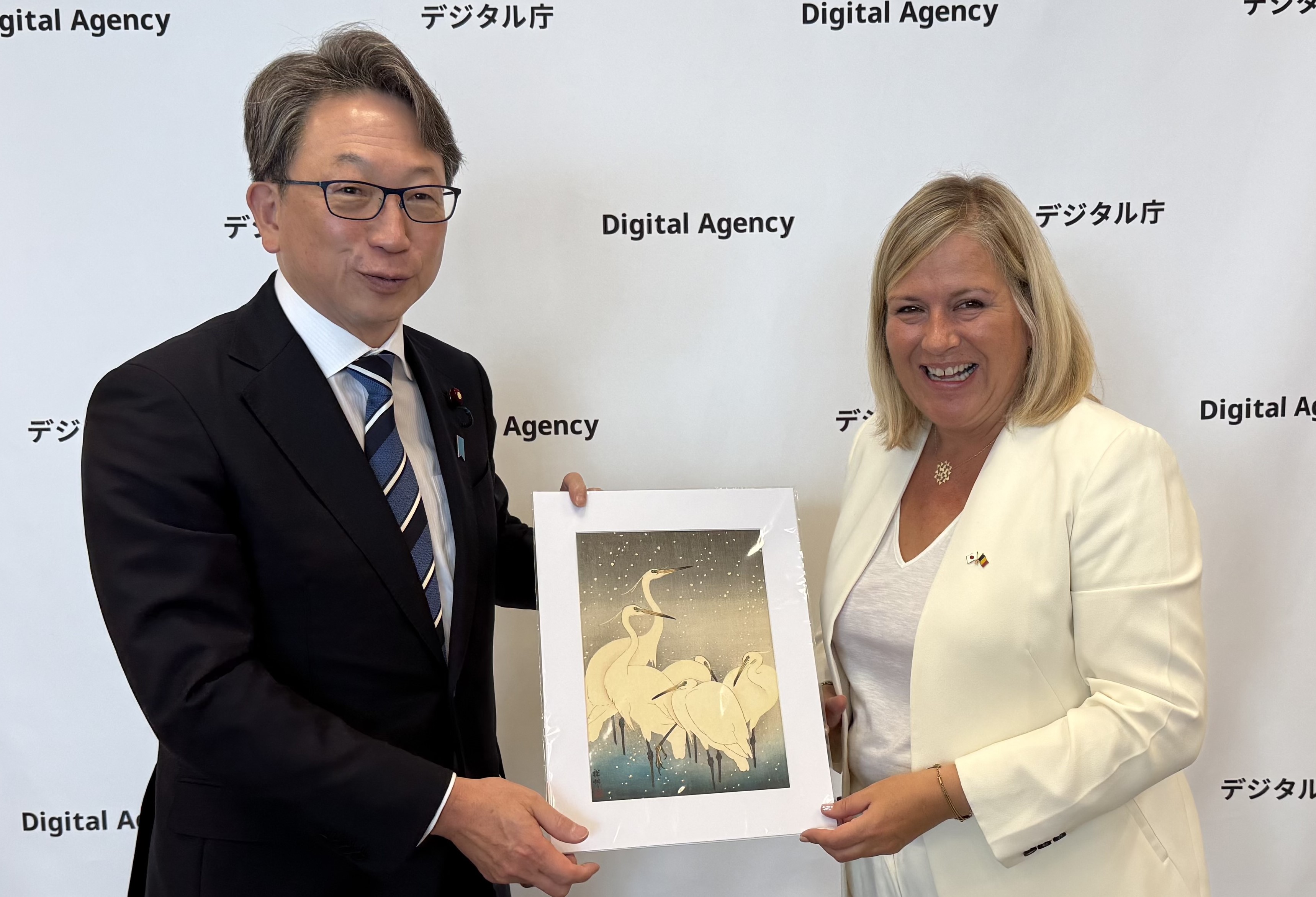 マッツ公共事業近代化担当大臣からベルギーの博物館所蔵の日本の浮世絵のレプリカを受け取る様子。左に平デジタル大臣、右にヴァネッサ・マッツ公共事業近代化担当大臣