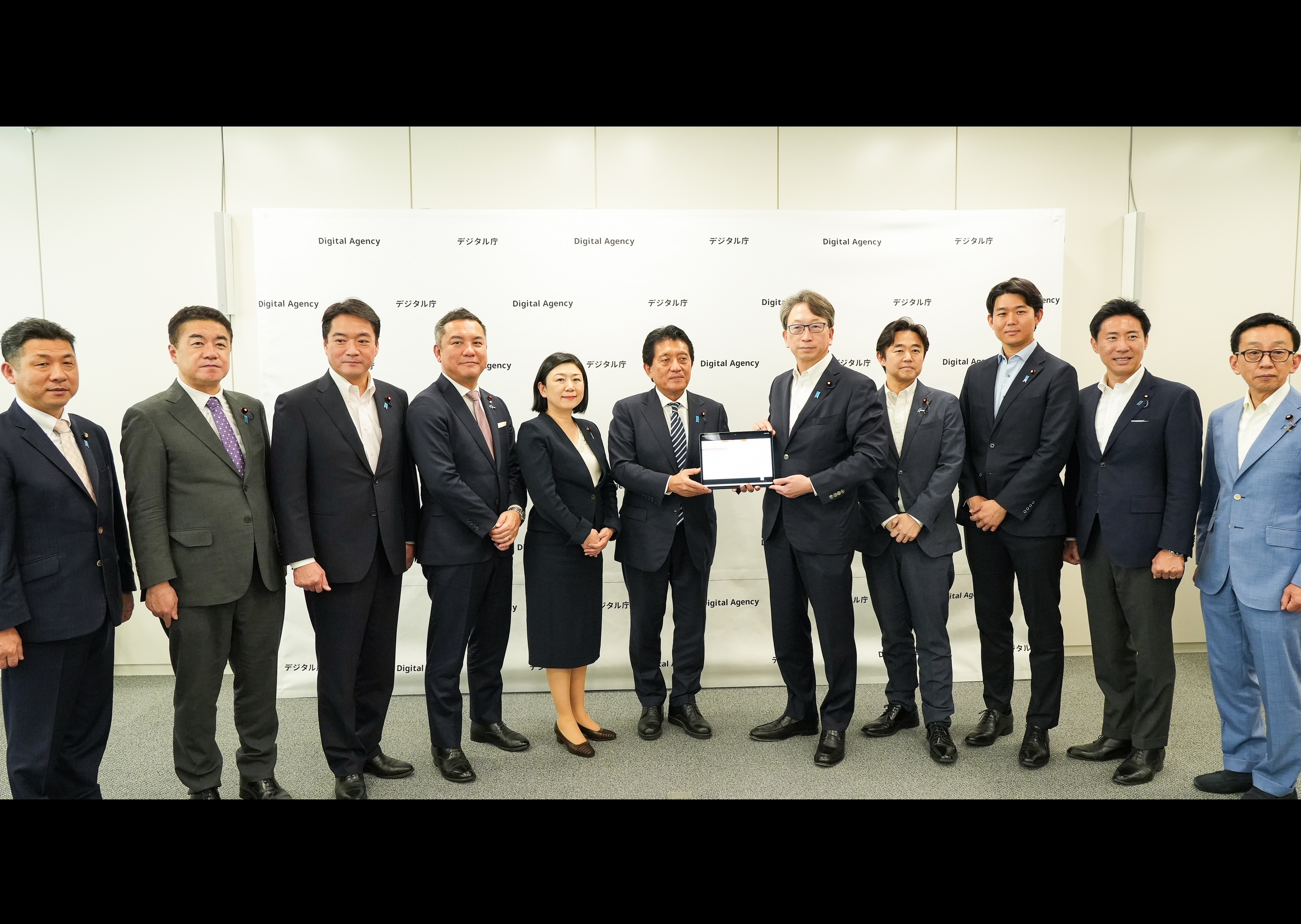 提言申入れの様子。平デジタル大臣をはじめ、デジタル庁と自由民主党のメンバーが並んで写っている