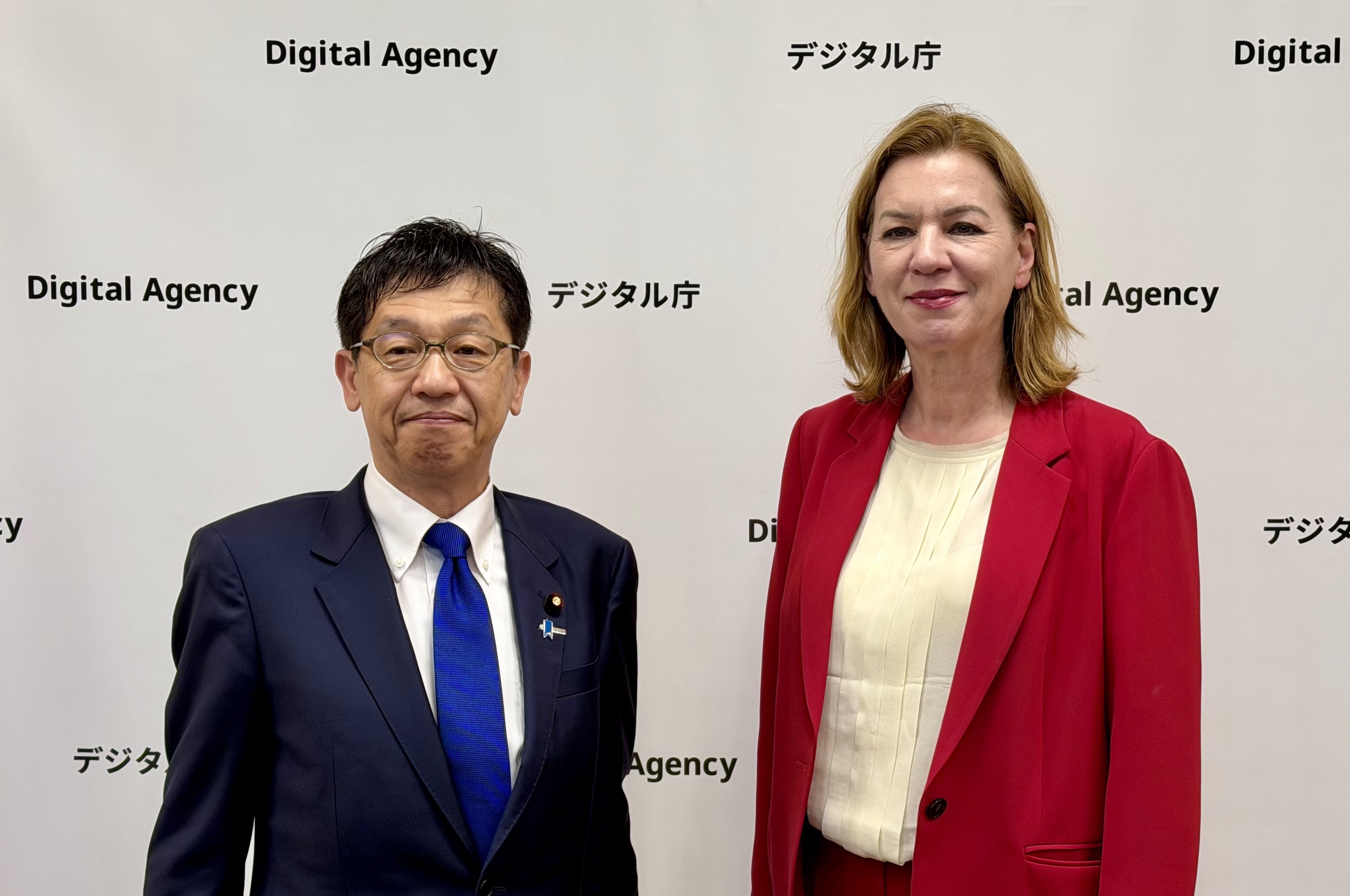 松本デジタル大臣とジグムント駐日ドイツ大使が笑顔で並んでいる様子。