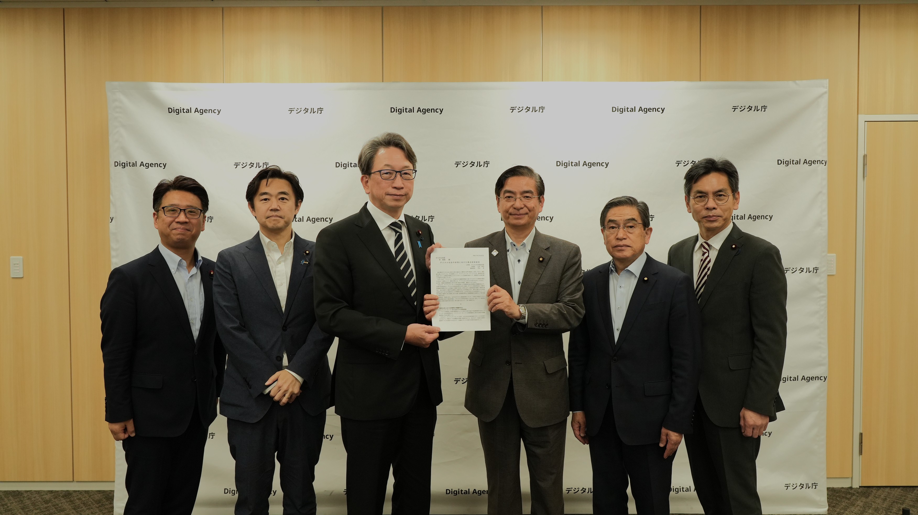 提言申し入れの様子。平デジタル大臣をはじめ、デジタル庁と公明党のメンバーが並んで立っている写真