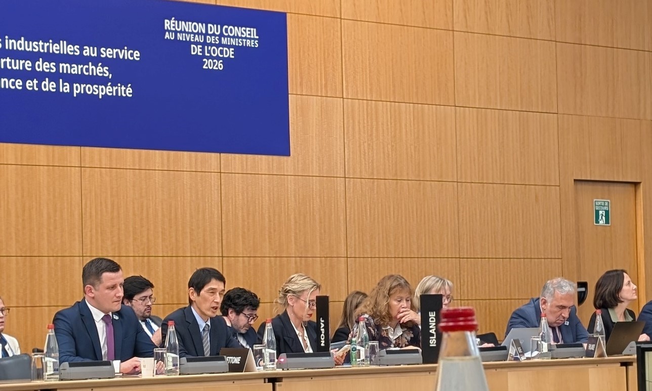 A photo showing several participants seated at a meeting. Vice-Minister Misumi is sitting at second from the left  of the image.