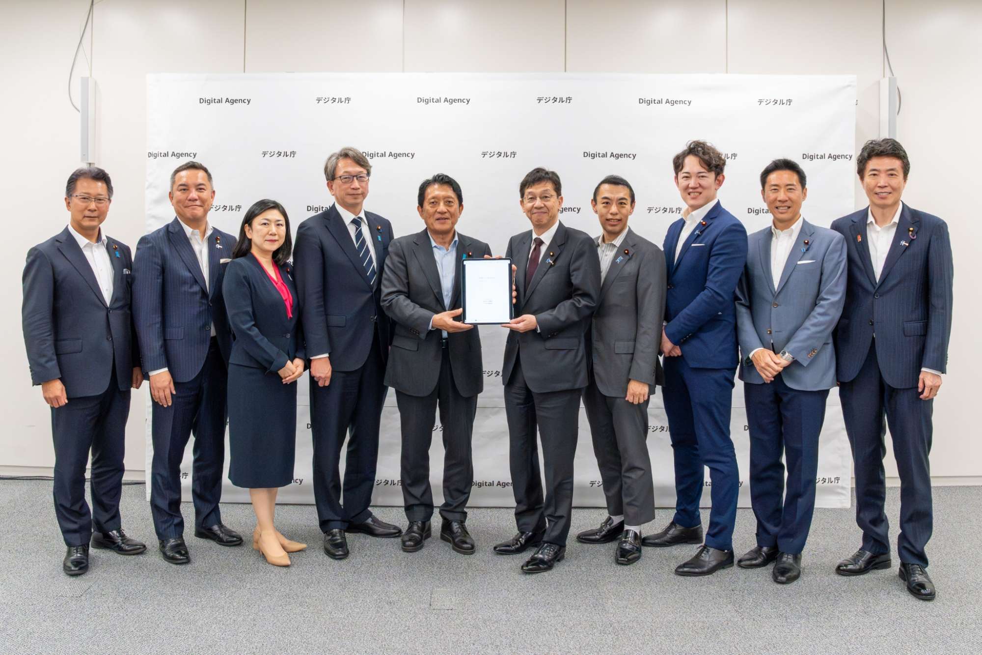 松本デジタル大臣をはじめ、デジタル庁と自由民主党のメンバーが並んで写っている