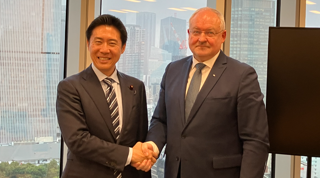 塩崎デジタル副大臣（左）とアンドレス・ウンガ駐日エストニア共和国大使（右）