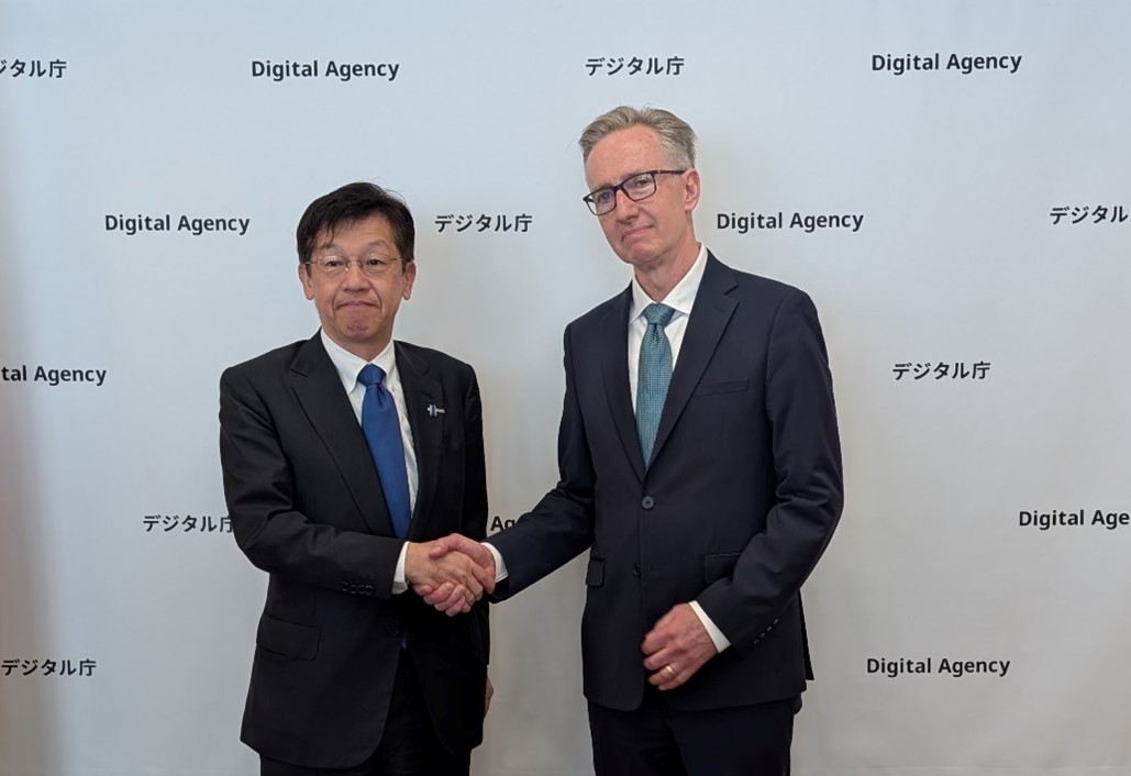 (Minister for Digital Transformation Matsumoto (left) and Mr. Jerry Sheehan, Director of the OECD Directorate for Science, Technology and Innovation (STI) (right), shake hands in front of a backdrop featuring the Digital Agency logo displayed repeatedly.)