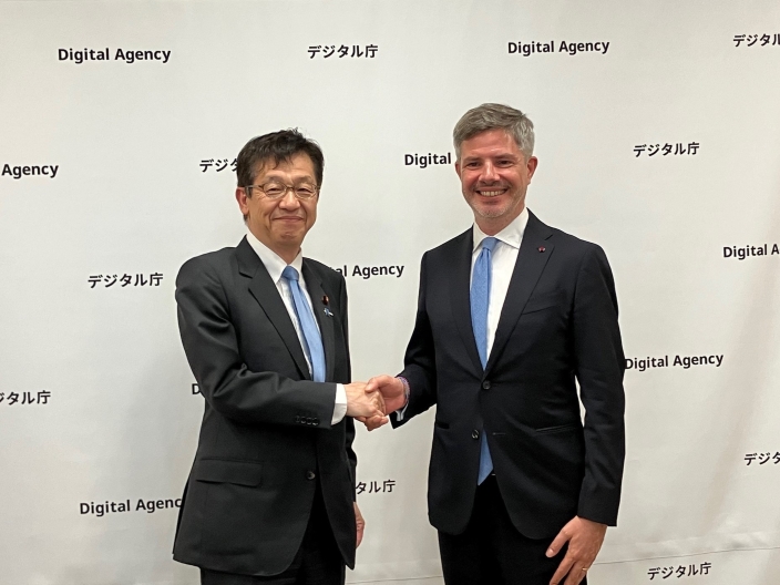 松本デジタル大臣とエヴラー駐日ベルギー大使の写真。左に松本デジタル大臣、右にエヴラー駐日ベルギー大使が立っており、二人が笑顔で握手をしている。
