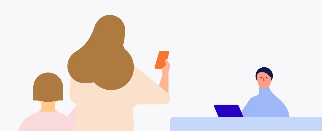 職員がパソコンを配置して窓口におり、スマートフォンを持っている母親と子どもの2人が窓口で手続をしている様子を表したイラスト。