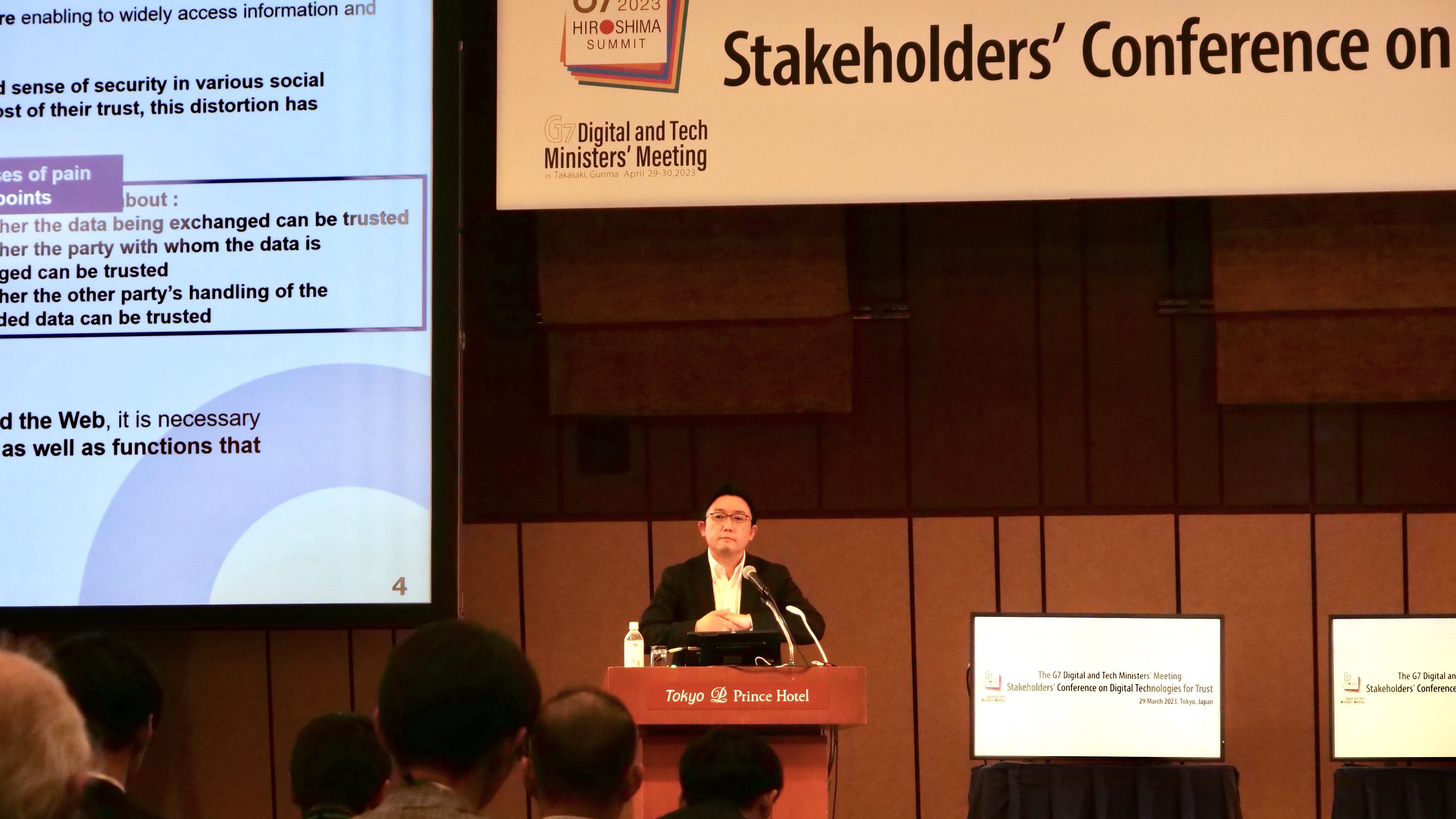 Mr. Tatsuya Kurosaka, CEO of Kuwadate Inc is presenting the speech.