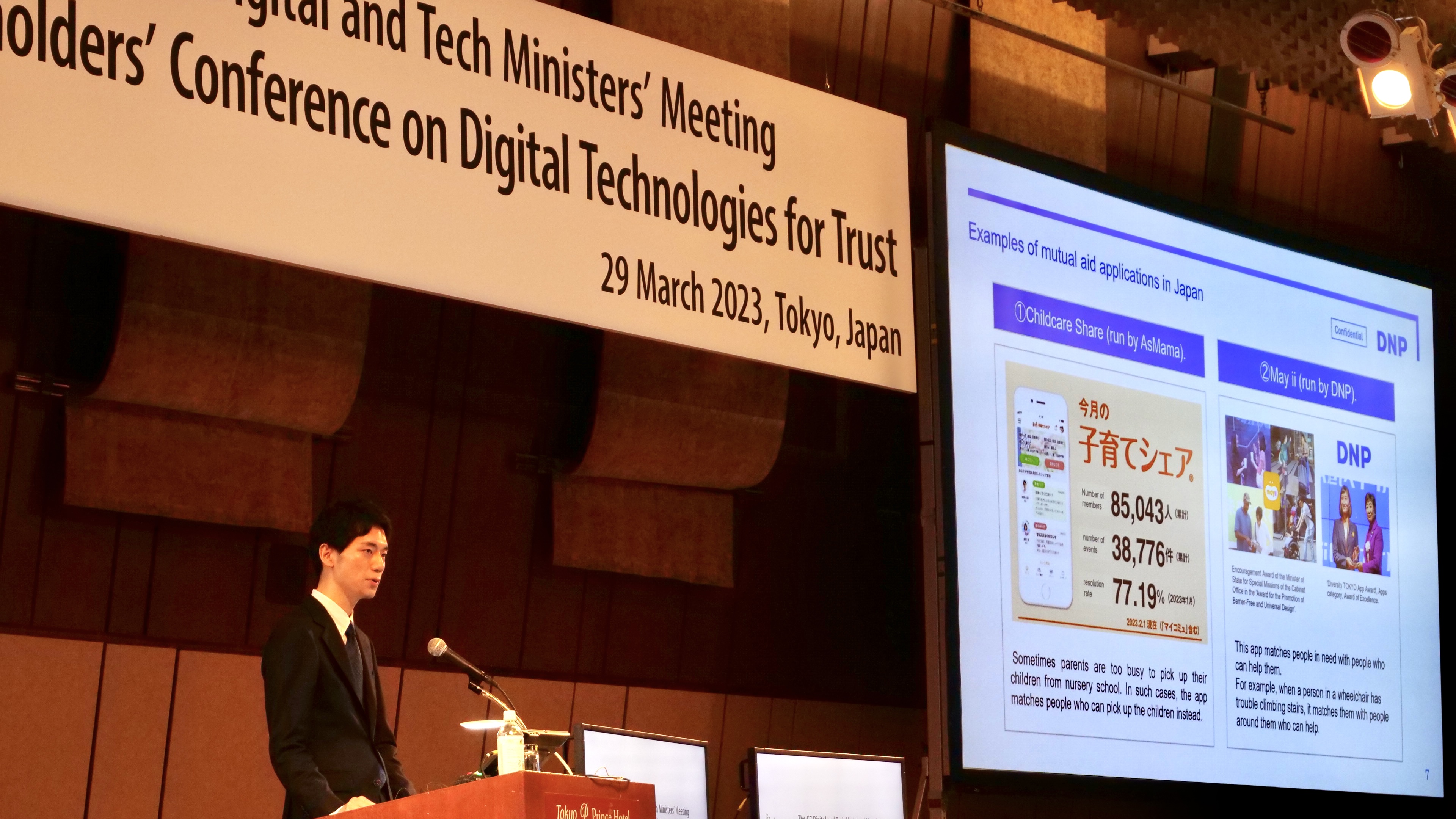Mr. Rintaro Okamoto of DNP is making the speech of smartphone application, "mutual aid".