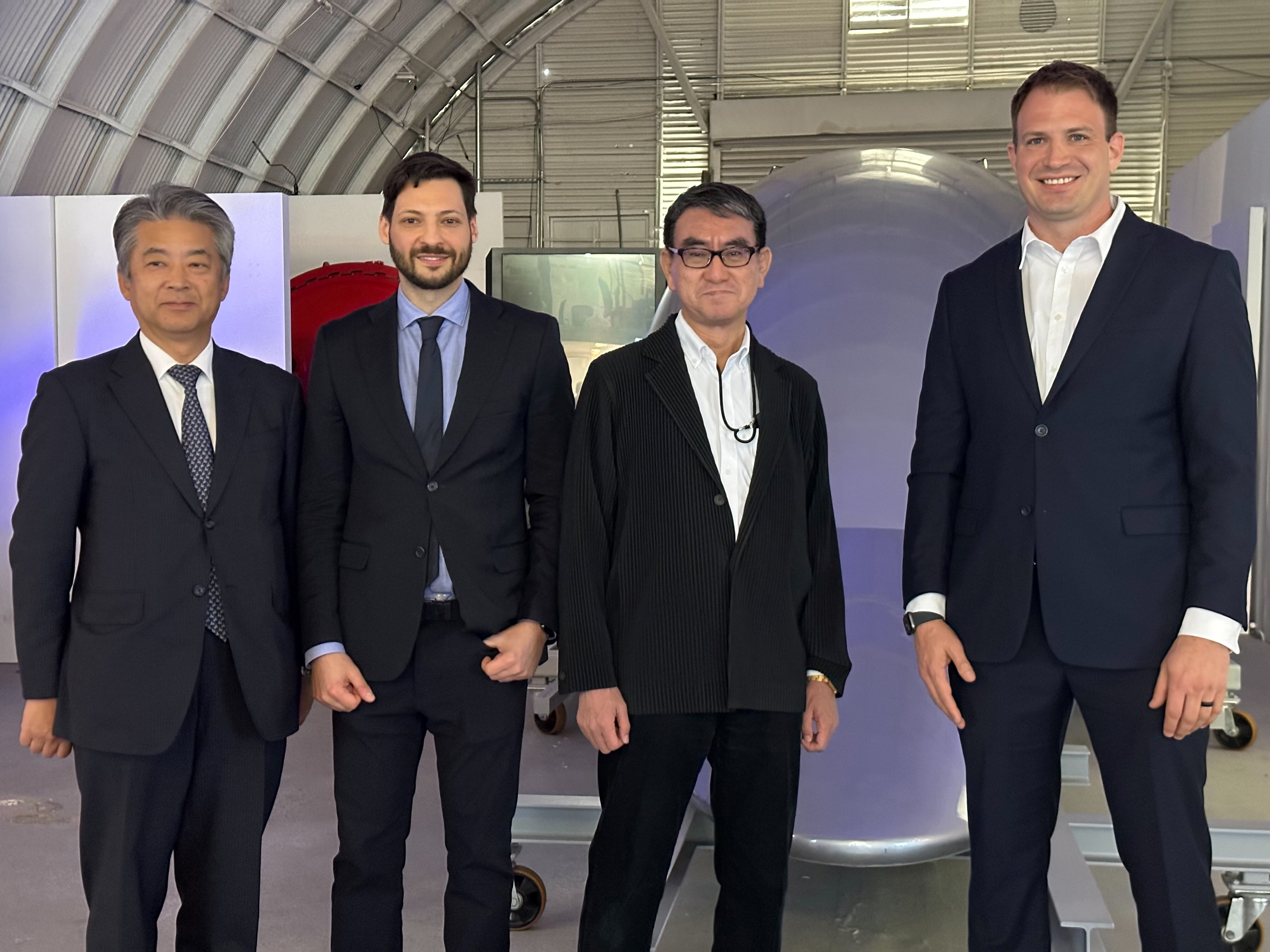 Minister Kono with employees of Hyperloop TT (a U.S. startup for rapid transit systems).