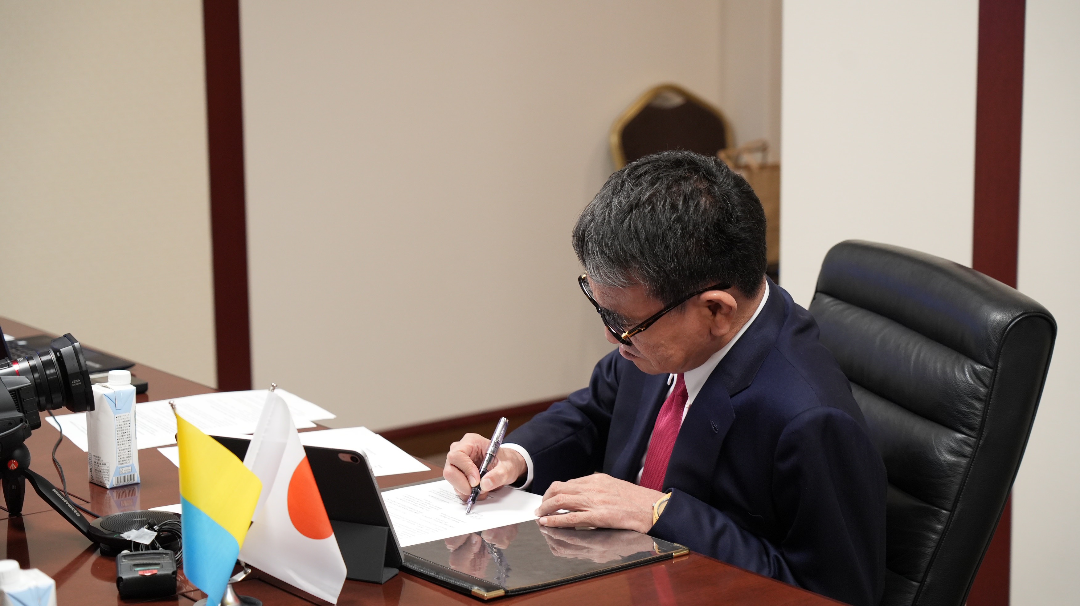 Minister Kono signing MoC.