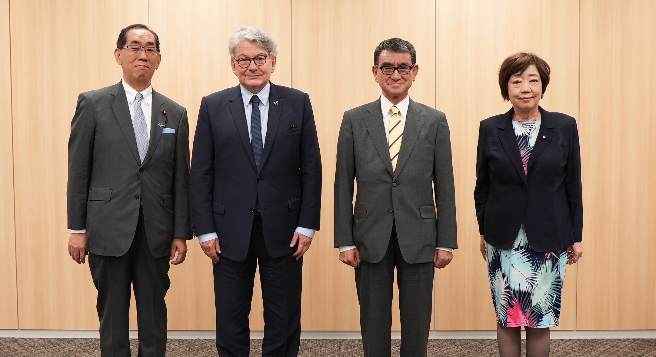 Photo of  the 3 participating ministers from Japan (Ministry of Internal Affairs and Communications, Ministry of Economy, Trade and Industry, and Digital Agency) and Mr. Breton.